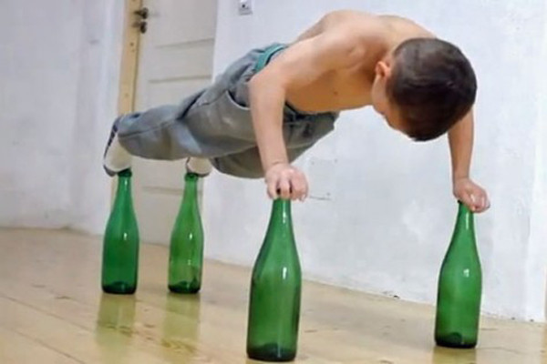 Bé 9 tuổi gây sốc với cơ bụng sáu múi, tập thể hình 'quần quật' ảnh 2