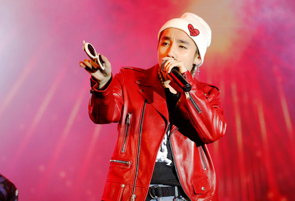 Sơn Tùng M-TP tết tóc, mặc quần 'dị' biểu diễn ảnh 4