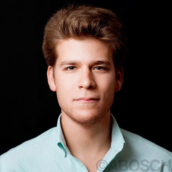 Móc ví trả triệu USD vì tình yêu sét đánh với ảnh củ khoai tây ảnh 1