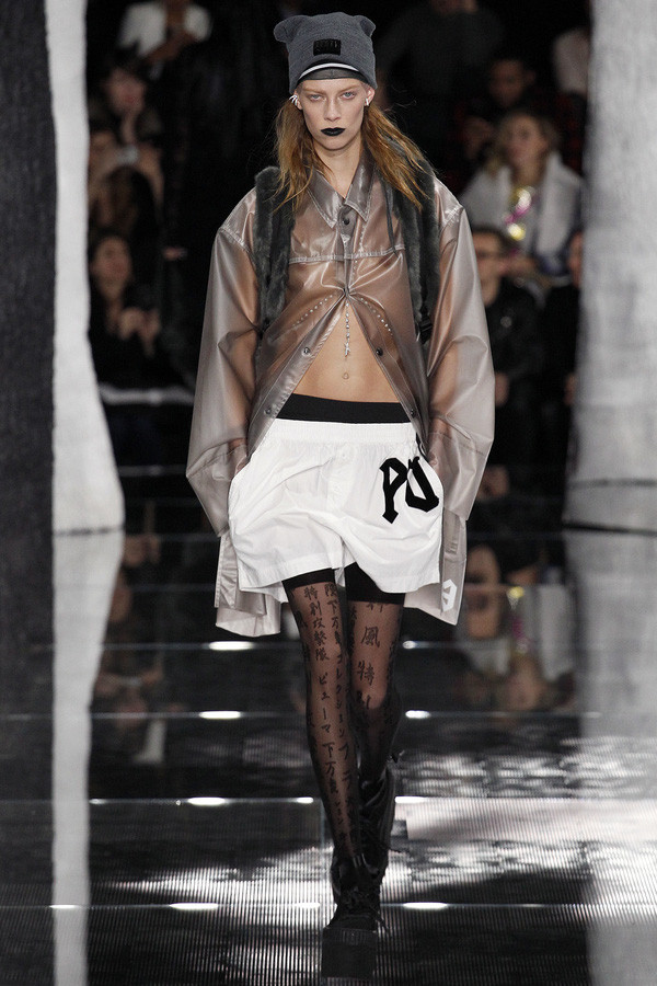 Váy áo trắng đen nổi loạn nhưng quyến rũ của Rihanna ảnh 3