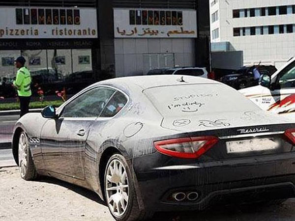 Siêu xe của đại gia hết thời bị bỏ rơi, bụi phủ kín ảnh 1