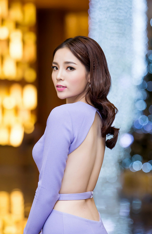 Kỳ Duyên khoe lưng trần quyến rũ với váy xẻ táo bạo ảnh 5