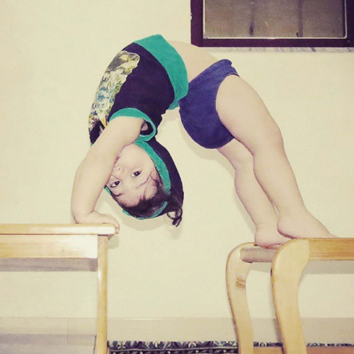 Tròn mắt xem bé 2 tuổi uốn dẻo như 'siêu nhân' ảnh 5