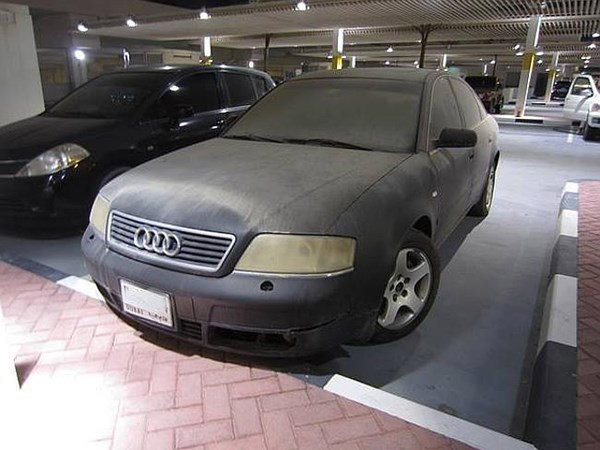 Siêu xe của đại gia hết thời bị bỏ rơi, bụi phủ kín ảnh 2