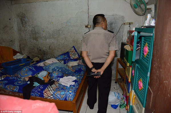 Tìm thấy cờ IS trong nhà kẻ đánh bom tự sát Indonesia ảnh 8