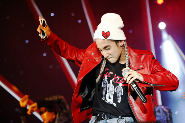 Sơn Tùng M-TP tết tóc, mặc quần 'dị' biểu diễn ảnh 2