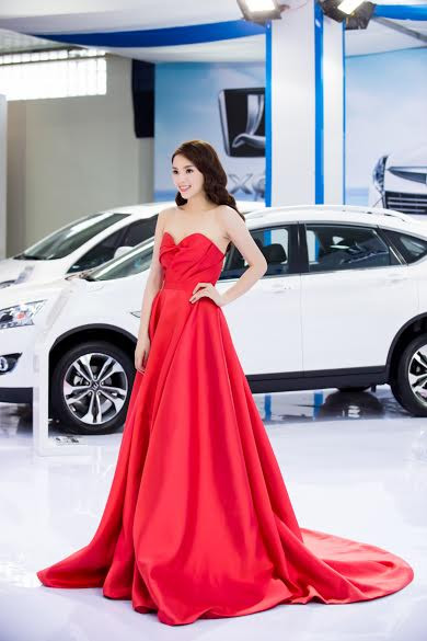Hoa hậu Kỳ Duyên khoe vai trần gợi cảm ảnh 8
