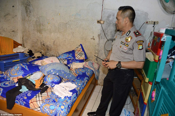 Tìm thấy cờ IS trong nhà kẻ đánh bom tự sát Indonesia ảnh 7