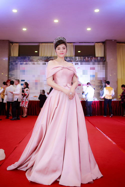 'Cây hàng hiệu' chục tỷ của Lý Nhã Kỳ tại thảm đỏ LHP ảnh 5