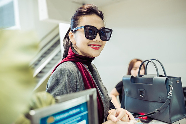 Thanh Hằng diện phụ kiện gần nửa tỷ ra sân bay ảnh 2