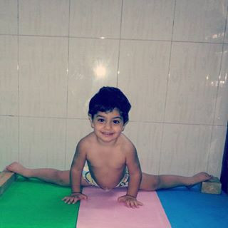 Tròn mắt xem bé 2 tuổi uốn dẻo như 'siêu nhân' ảnh 4