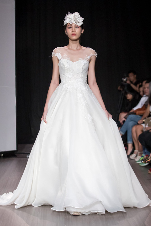 Hoa hậu Thùy Dung tái xuất làm vedette trình diễn váy cưới ảnh 10