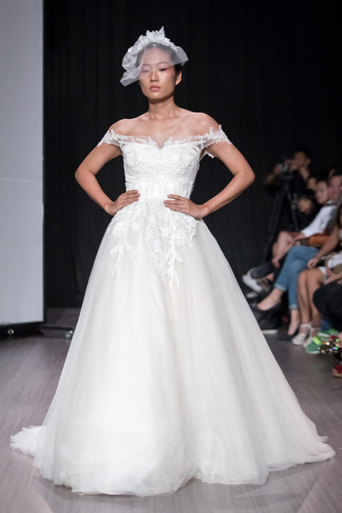 Hoa hậu Thùy Dung tái xuất làm vedette trình diễn váy cưới ảnh 7