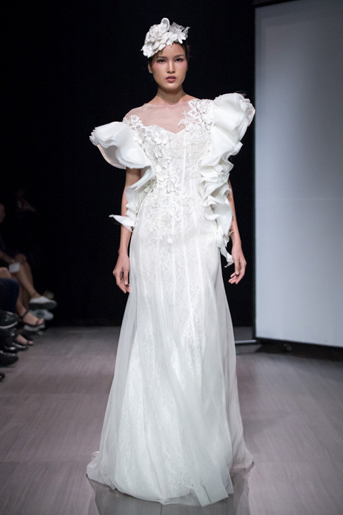 Hoa hậu Thùy Dung tái xuất làm vedette trình diễn váy cưới ảnh 6