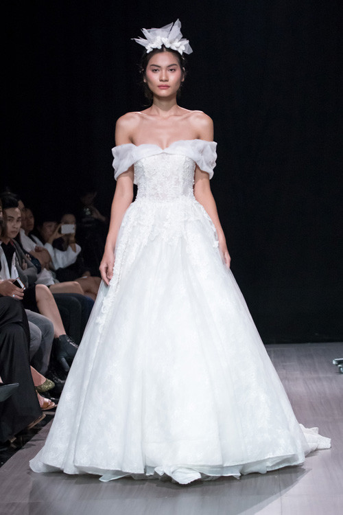 Hoa hậu Thùy Dung tái xuất làm vedette trình diễn váy cưới ảnh 11