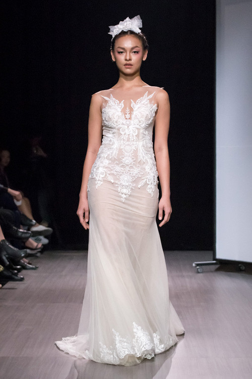 Hoa hậu Thùy Dung tái xuất làm vedette trình diễn váy cưới ảnh 2