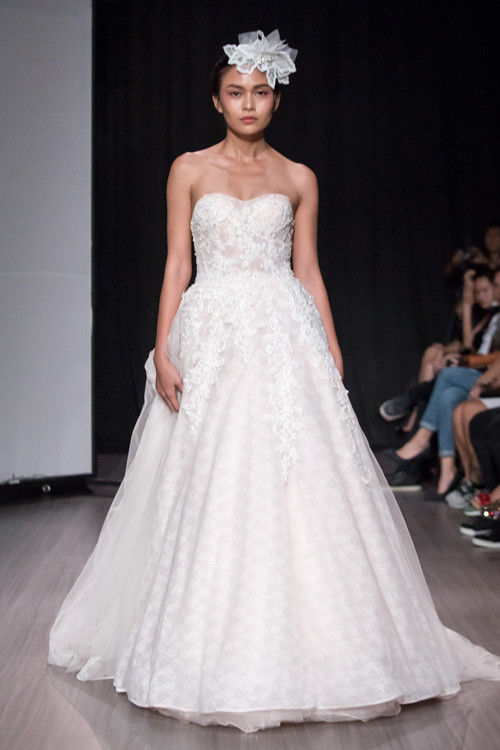 Hoa hậu Thùy Dung tái xuất làm vedette trình diễn váy cưới ảnh 3