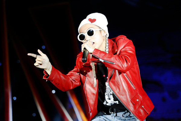 Sơn Tùng M-TP tết tóc, mặc quần 'dị' biểu diễn ảnh 3