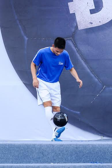 Hiếu Nguyễn - Công Vinh đối lập phong cách khi tâng bóng ảnh 1