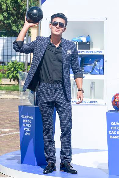 Hiếu Nguyễn - Công Vinh đối lập phong cách khi tâng bóng ảnh 5