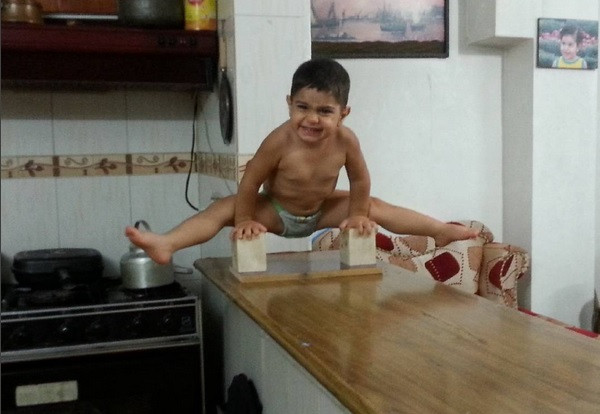 Tròn mắt xem bé 2 tuổi uốn dẻo như 'siêu nhân' ảnh 3