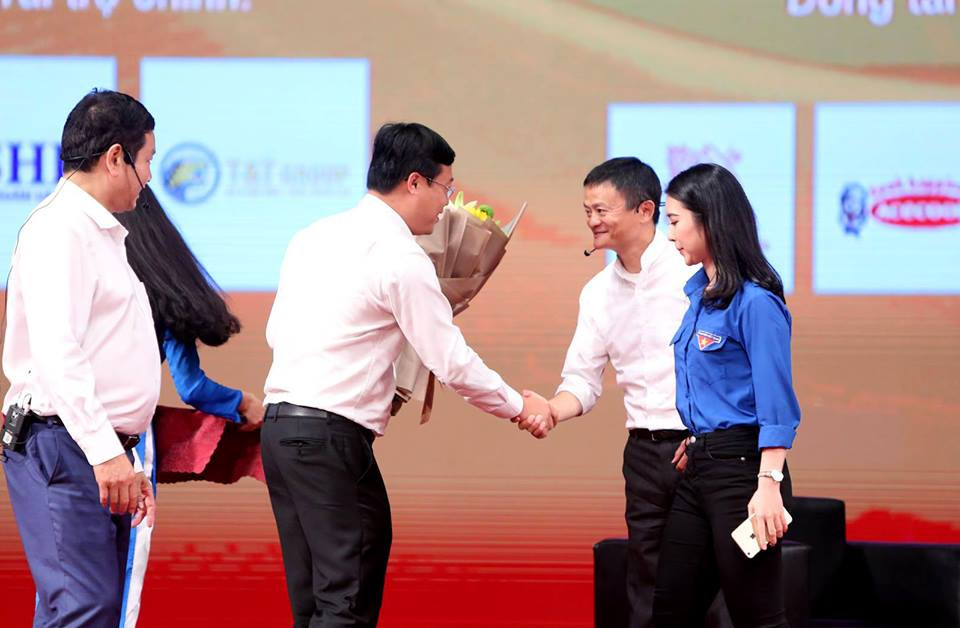 Tỷ phú Jack Ma chúc giới trẻ Việt Nam luôn tiến về phía trước ảnh 1
