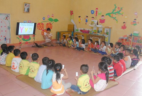 Cô giáo mắc bệnh ung thư vẫn kiên cường đứng lớp ảnh 1