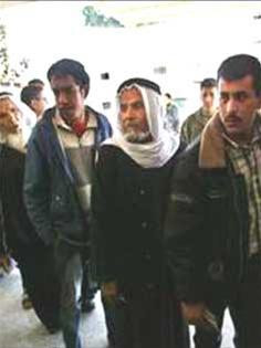 Thủ tướng Palestin Ahmed Qurei tham gia bỏ phiếu tại ngoại ô Jerusalem Ứng cử viên Mahmoud Abbas tham gia bỏ phiếu tại Ramallah thuộc khu Bờ Tây Ứng cử viên Mustafa Barghouti tham gia bỏ phiếu ở khu Bờ Tây Một phụ nữ Palestin bỏ phiếu tại trại tỵ nạnRafah, phía Nam dải Gaza Rauhi Fattouh, thành viên ban giám sát tổ chức bầu cử Palestin tham gia bỏ phiếu tại trại tỵ nạn Rafah Nhiều người dân Palestin đã đến các địa điểm bỏ phiếu từ sáng sớm để tham gia cuộc bỏ phiếu