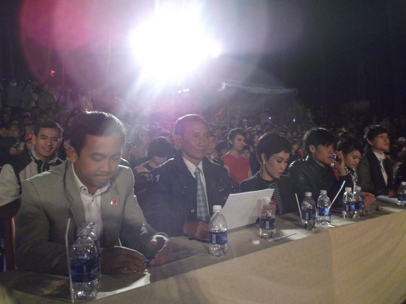 Ban giám khảo thầy Nguyễn Duy Chính, anh Phan Đức Thái Phó bí thư tỉnh đoàn Lâm Đồng và ca sỹ Uyên Linh