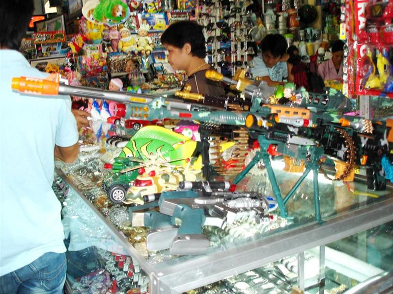 Đồ chơi bạo động bày bán công khai ở chợ Đông Kinh Đồ chơi bạo động bày bán công khai ở chợ Đông Kinh
