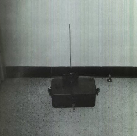 Hand-emplaced Seismic Intrusion Detector (HANDSID) Thiết bị dò tìm âm thanh, địa chấn của thám báo; 