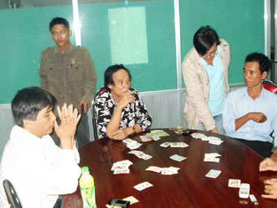 Ông Phạm Hữu Phùng (ngoài cùng bên trái) cùng các nhân viên tại chiếu bạc. Ông Phạm Hữu Phùng (ngoài cùng bên trái) cùng các nhân viên tại chiếu bạc