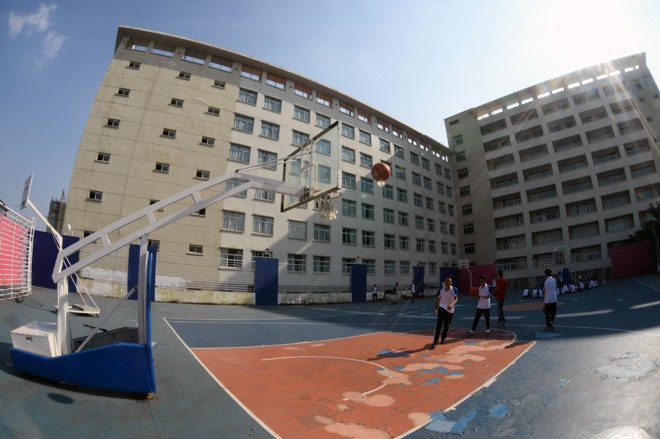 Trong các trường đại học ở Hà Nội, Đại học Thăng Long được đánh giá là ngôi trường có cơ sở vật chất tốt nhất. Trường nằm trên đường Nghiêm Xuân Yêm (quận Hoàng Mai, Hà Nội), có mức học phí 15-17,5 triệu/năm/sinh viên tùy vào mức độ học và tín chỉ 