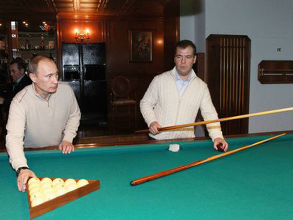 Hai ông Putin và Medvedev chơi bi-a tại thành phố Sochi năm 2010.