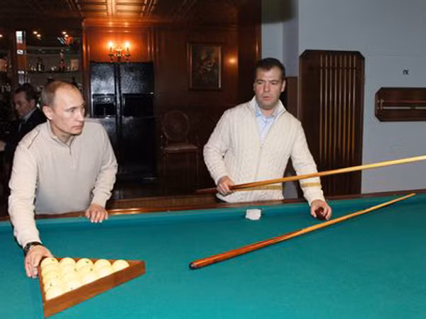 Hai ông Putin và Medvedev chơi bi-a tại thành phố Sochi năm 2010.