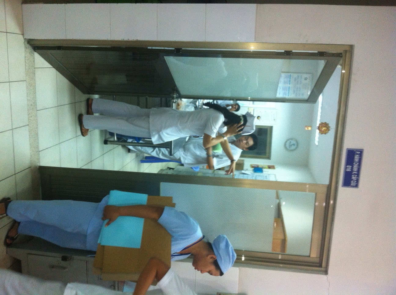 Phòng trực cấp cứu đã bị nhóm côn đồ khống chế, không ai được ra ngoài. ảnh L.N. Phòng trực cấp cứu đã bị nhóm côn đồ khống chế, không ai được ra ngoài. ảnh L.N