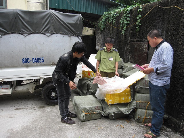 Lực lượng chức năng kiểm tra số hàng thu giữ được 