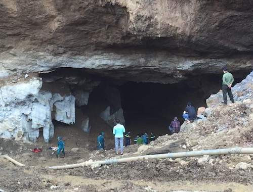 Sập mỏ vàng khai thác lậu, hai người bị mắc kẹt ảnh 1