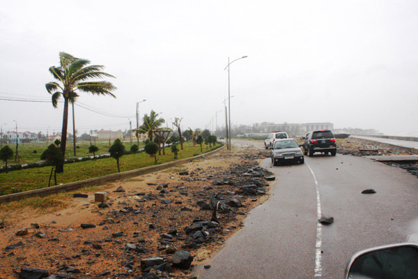 Tuyến đường ven biển ở Hội An bị bão cày xới