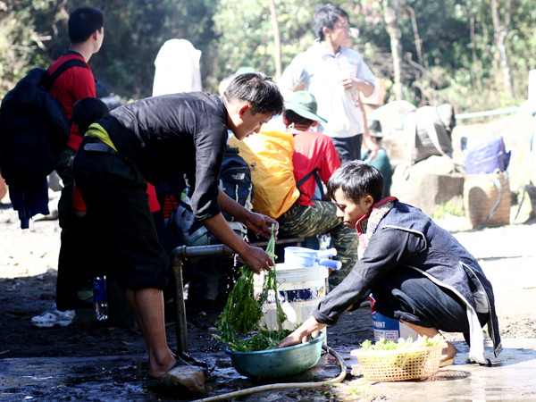 Các porter chuẩn bị bữa ăn cho đoàn tại chặng nghỉ 2.200 m