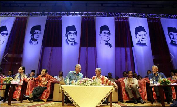 Thủ tướng Malaysia, ông Najib Tun Razak (áo xanh, thứ ba trái qua) là con trai của thủ tướng thứ hai của nước này (băng rôn thứ ba trái qua) và là cháu của thủ tướng thứ ba (băng rôn thứ tư trái qua)