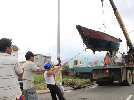 Ngư dân Đà Nẵng cẩu thuyền lên bờ đưa đến nơi an toàn