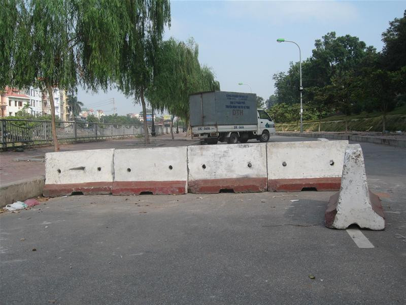 Phân làn cho các loại xe vào... đậu tại con đường ven sông Tô Lịch (song song với đường Bưởi). Ảnh chụp lúc 10h15 ngày 15/11/2007.