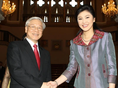 Thủ tướng Thái Lan Yingluck Shinawatra đón Tổng Bí thư Nguyễn Phú Trọng. Ảnh: TTXVN