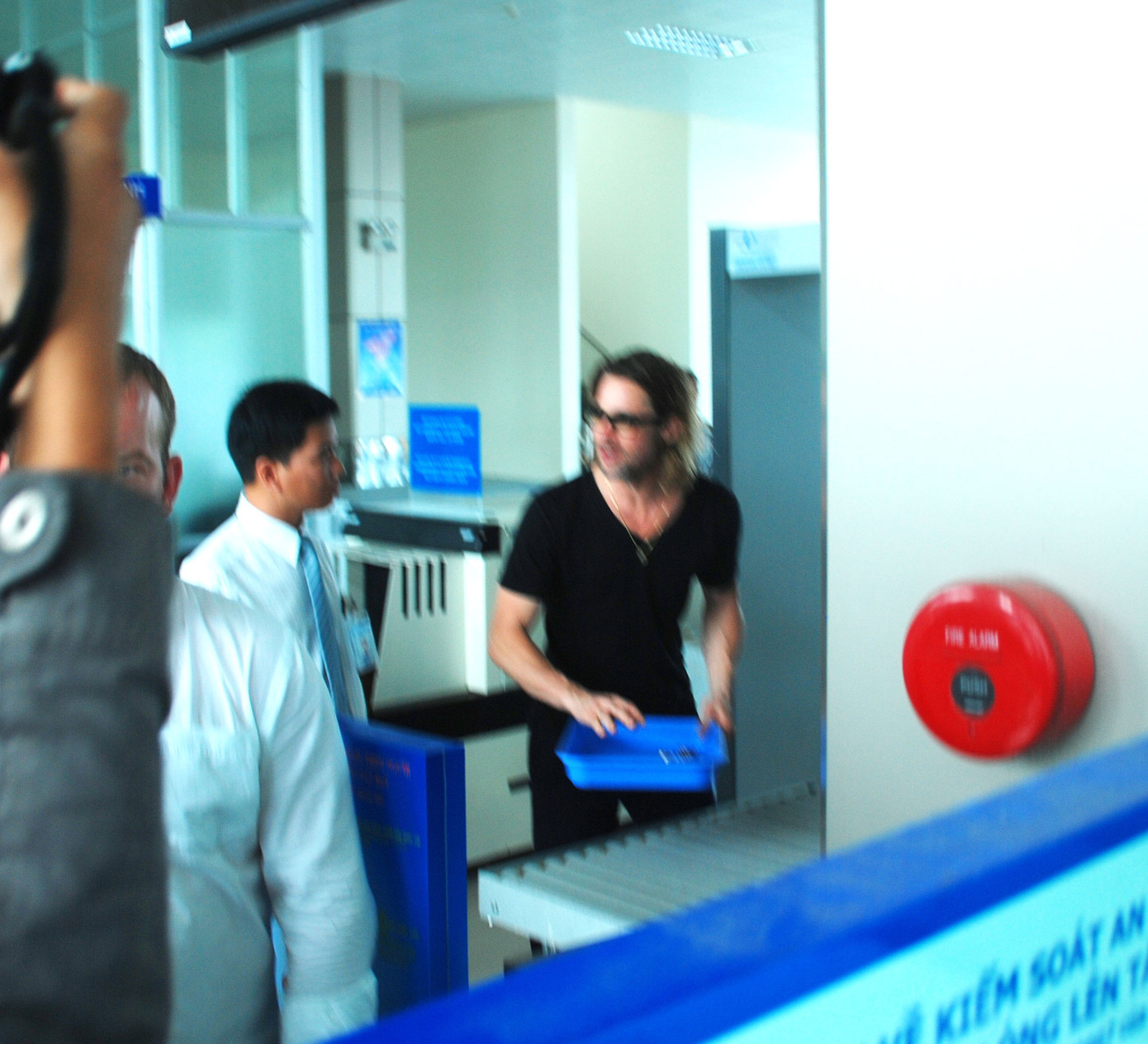 Bỏ đồ cá nhân làm thủ tục kiểm tra an ninh .