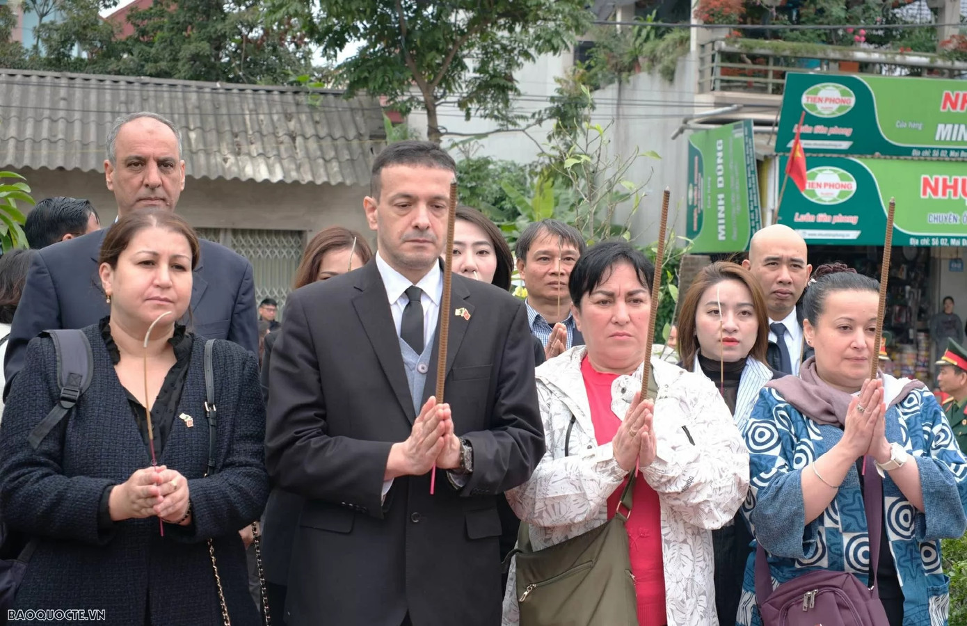 Hai chị em Badia Maidat - Siham Maidat (hàng đầu, ngoài cùng bên phải) cùng đại diện Đại sứ quán Algeria tại Việt Nam dâng hương tại Khu tưởng niệm. Ảnh: Thu Giang/Baoquocte.vn. Hai chị em Badia Maidat - Siham Maidat (hàng đầu, ngoài cùng bên phải) cùng đại diện Đại sứ quán Algeria tại Việt Nam dâng hương tại Khu tưởng niệm. Ảnh: Thu Giang/Baoquocte.vn.