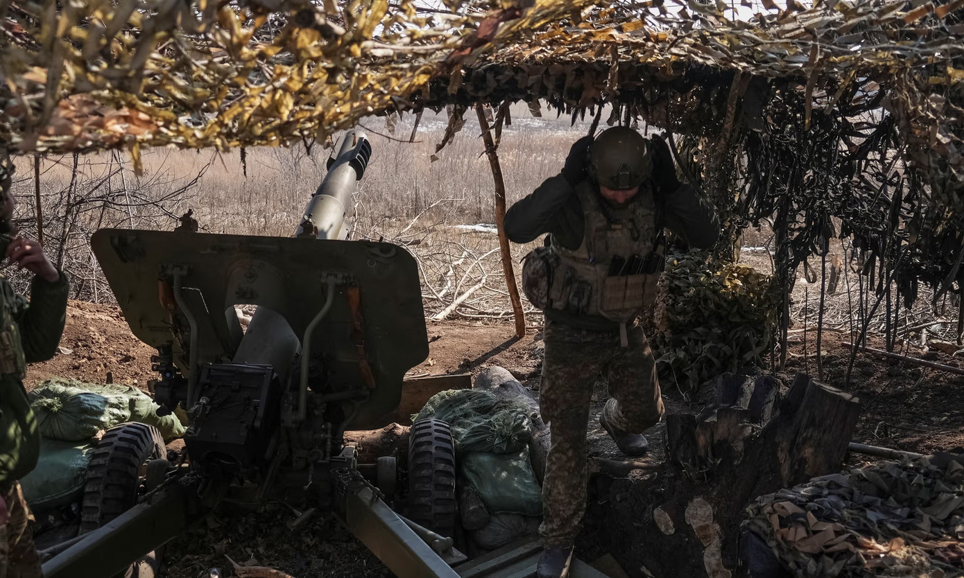 Quân nhân Ukraine bắn lựu pháo về phía quân đội Nga tại vị trí tiền tuyến gần Pokrovsk. Ảnh: Reuters. Quân nhân Ukraine bắn lựu pháo về phía quân đội Nga tại vị trí tiền tuyến gần Pokrovsk. Ảnh: Reuters.