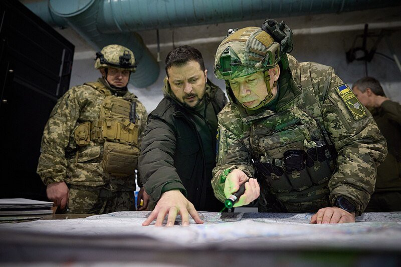 Tổng thống Ukraine Volodymyr Zelensky và quân nhân Ukraine. Ảnh: Flick. Tổng thống Ukraine Volodymyr Zelensky và quân nhân Ukraine. Ảnh: Flick.