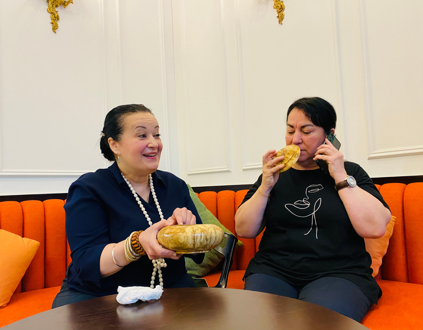 Hai chị em Badia Maidat - Siham Maidat dường như thích thú với món quà thủ công mỹ nghệ từ Việt Nam (thố làm bằng nu nghiến). Ảnh: Thái An. Hai chị em Badia Maidat - Siham Maidat dường như thích thú với món quà thủ công mỹ nghệ từ Việt Nam (thố làm bằng nu nghiến). Ảnh: Thái An.