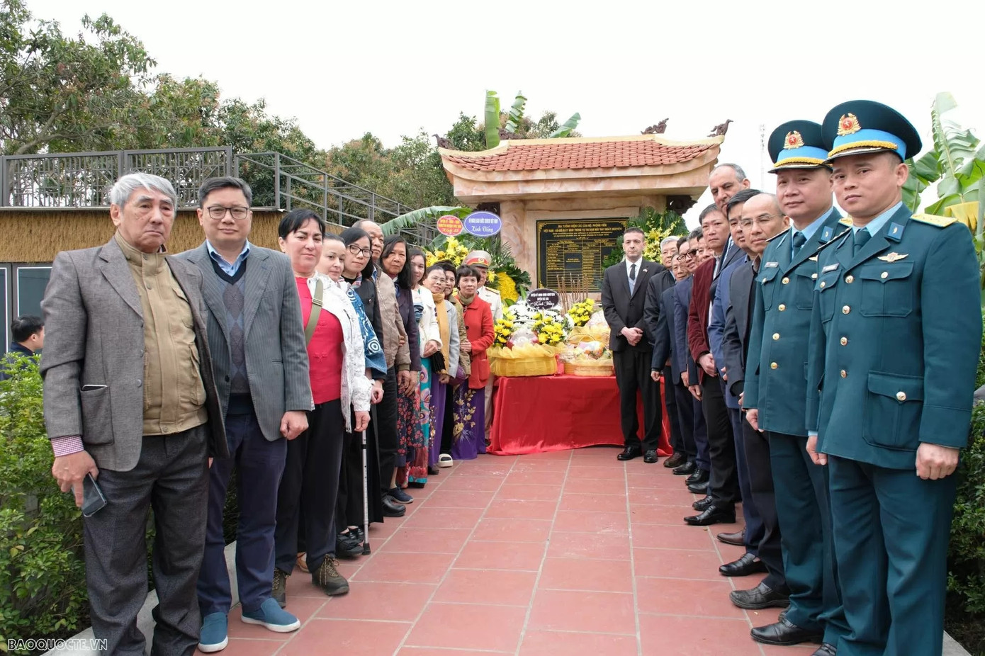 Ngày 7/3/2025, Bộ Ngoại giao phối hợp Đại sứ quán Algeria tại Việt Nam tổ chức thăm và dâng hương tưởng niệm các cán bộ, nhà báo Việt Nam và Algeria hy sinh trong vụ tai nạn máy bay tại xã Mai Đình, huyện Sóc Sơn, Hà Nội. Ảnh: Baoquocte.vn. Ngày 7/3/2025, Bộ Ngoại giao phối hợp Đại sứ quán Algeria tại Việt Nam tổ chức thăm và dâng hương tưởng niệm các cán bộ, nhà báo Việt Nam và Algeria hy sinh trong vụ tai nạn máy bay tại xã Mai Đình, huyện Sóc Sơn, Hà Nội. Ảnh: Baoquocte.vn.